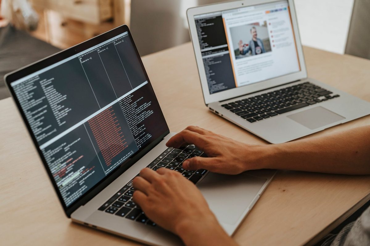 ノートパソコンでサイトの設定ファイルを編集している作業の様子